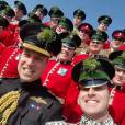 Le prince William en mode selfie lors des cérémonies de la Saint-Patrick avec les Irish Guards à la caserne de la cavalerie Hounslow à Londres le 17 mars 2016.