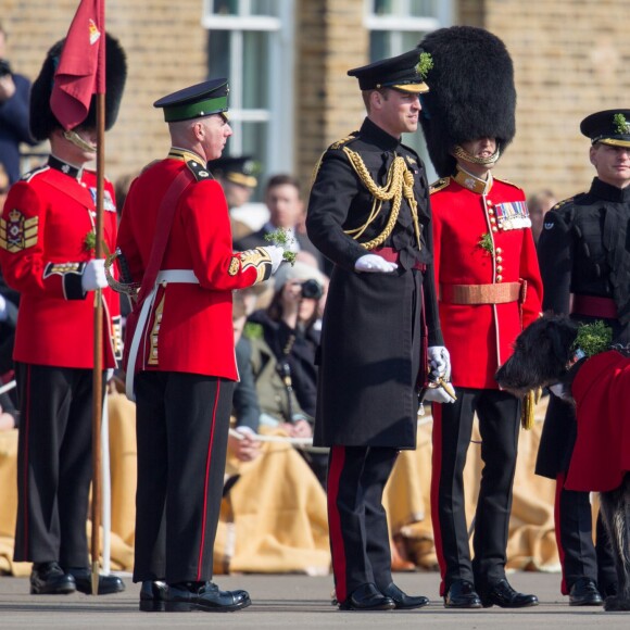 Le prince William lors des cérémonies de la Saint-Patrick avec les Irish Guards à la caserne de la cavalerie Hounslow à Londres le 17 mars 2016.