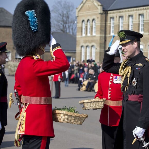 Le prince William lors des cérémonies de la Saint-Patrick avec les Irish Guards à la caserne de la cavalerie Hounslow à Londres le 17 mars 2016.