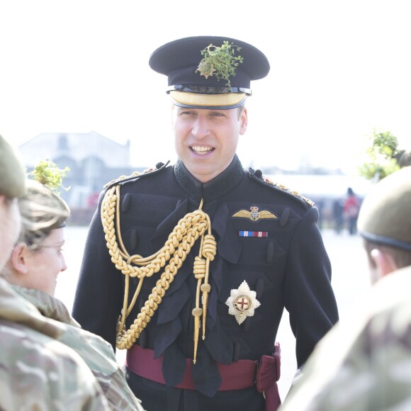 Le prince William lors des cérémonies de la Saint-Patrick avec les Irish Guards à la caserne de la cavalerie Hounslow à Londres le 17 mars 2016.