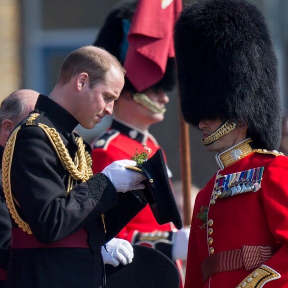 Le prince William lors des cérémonies de la Saint-Patrick avec les Irish Guards à la caserne de la cavalerie Hounslow à Londres le 17 mars 2016.