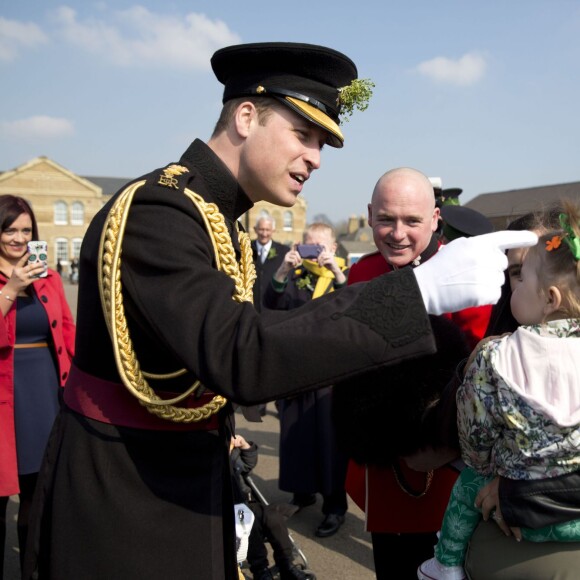 Le prince William lors des cérémonies de la Saint-Patrick avec les Irish Guards à la caserne de la cavalerie Hounslow à Londres le 17 mars 2016.