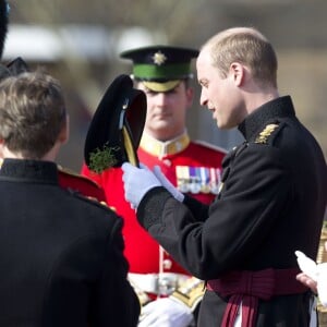 Le prince William lors des cérémonies de la Saint-Patrick avec les Irish Guards à la caserne de la cavalerie Hounslow à Londres le 17 mars 2016.