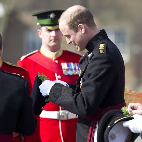 Le prince William lors des cérémonies de la Saint-Patrick avec les Irish Guards à la caserne de la cavalerie Hounslow à Londres le 17 mars 2016.