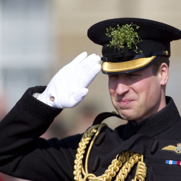 Le prince William lors des cérémonies de la Saint-Patrick avec les Irish Guards à la caserne de la cavalerie Hounslow à Londres le 17 mars 2016.