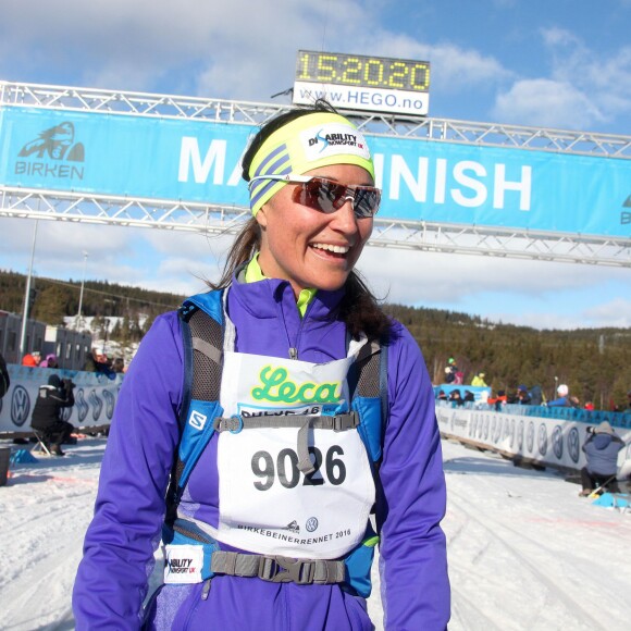 Pippa Middleton et son compagnon James Matthews ont disputé ensemble la course de ski de fond Birkebeiner (Birkebeinerrennet) entre Rena et Lillehammer le 19 mars 2016, en Norvège. Ils ont franchi la ligne d'arrivée au bout de 5h58.