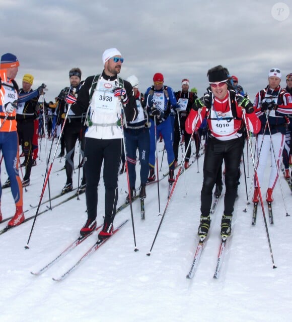 Le prince héritier Haakon de Norvège et le prince héritier Frederik de Danemark ont disputé la course de ski de fond Birkebeiner (Birkebeinerrennet) le 19 mars 2016 entre Rena et Lillehammer, en Norvège. Haakon a devancé son ami d'une heure sur la ligne d'arrivée.