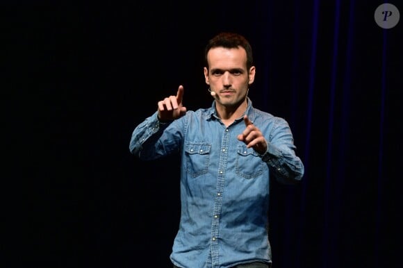 Fabien Olicard  à la Soirée "Rire et Résistance" au profit de l'association "Le Rire Médecin" au Palais des glaces à Paris, le 21 mars 2016. © Giancarlo Gorassini/Bestimage