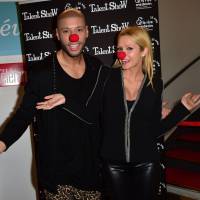 Xavier Delarue et Tatiana clowns d'un soir, devant Brian Torres d'Alliage