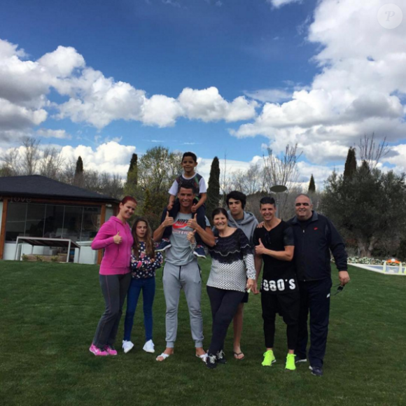 Cristiano Ronaldo et son fils Cristiano Junior en famille pour Pâques, photo Instagram mars 2016.
