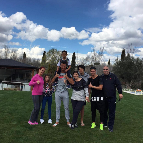 Cristiano Ronaldo et son fils Cristiano Junior en famille pour Pâques, photo Instagram mars 2016.