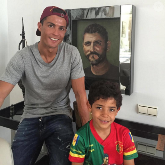 Cristiano Ronaldo et son fils Cristiano Junior, photo Instagram mars 2016 à l'occasion de la Fête des pères.