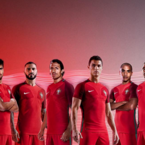 Cristiano Ronaldo et ses coéquipiers présentent la nouvelle tenue officielle du Portugal signée Nike, photo Instagram mars 2016.