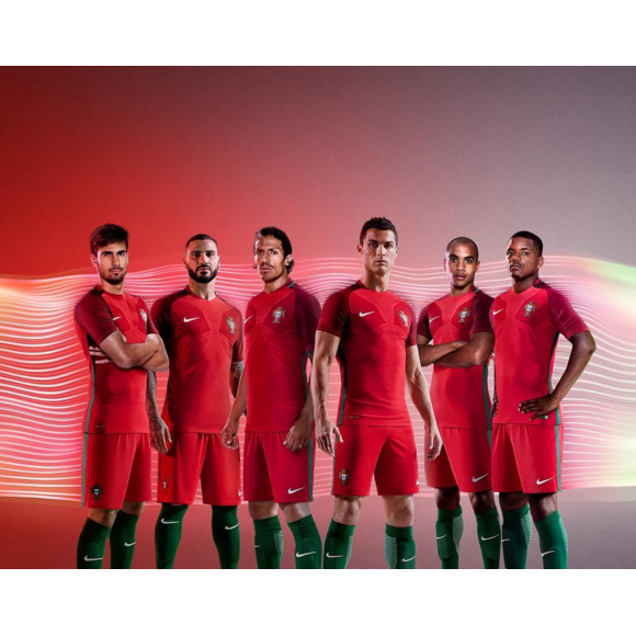 Cristiano Ronaldo et ses coéquipiers présentent la nouvelle tenue officielle du Portugal signée Nike, photo Instagram mars 2016.
