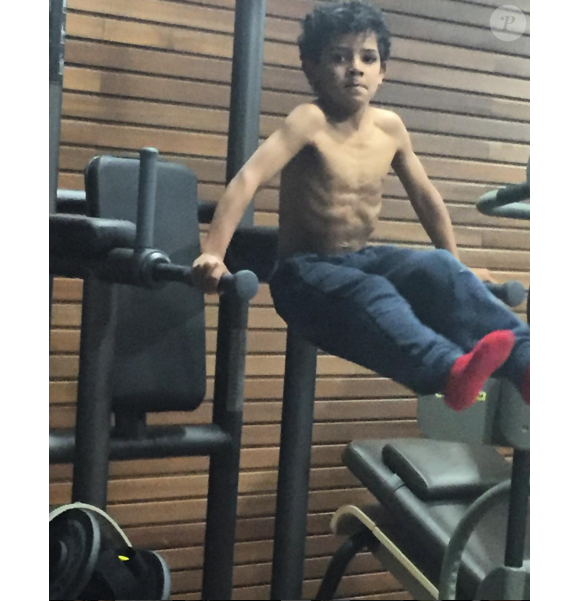 Cristiano Ronaldo Junior, 5 ans, en pleine séance de muscu, photo Instagram mars 2016.