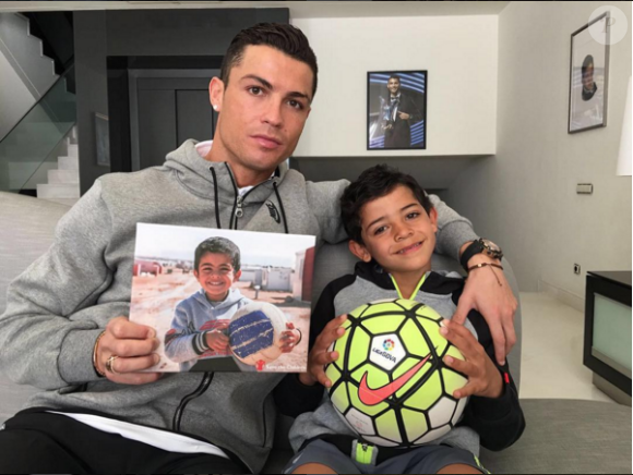 Cristiano Ronaldo et son fils Cristiano Junior pour la cause des enfants syriens, photo Instagram mars 2016.