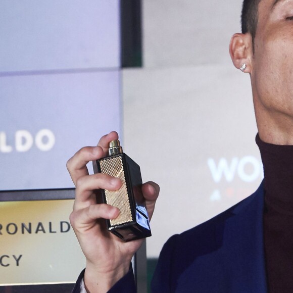 Cristiano Ronaldo présente son nouveau parfum Cristiano Ronaldo Legacy au Duty Free Store de l'aéroport Adolfo Suarez à Madrid, le 3 mars 2016.