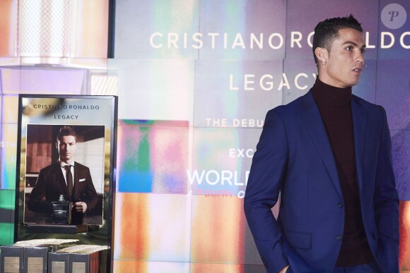 Cristiano Ronaldo présente son nouveau parfum Cristiano Ronaldo Legacy au Duty Free Store de l'aéroport Adolfo Suarez à Madrid, le 3 mars 2016.