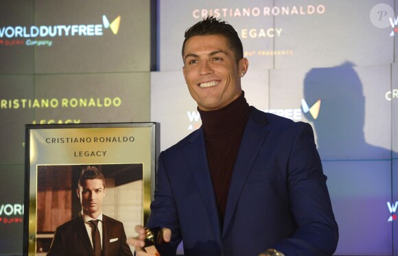 Cristiano Ronaldo présente son nouveau parfum Cristiano Ronaldo Legacy au Duty Free Store de l'aéroport Adolfo Suarez à Madrid, le 3 mars 2016.