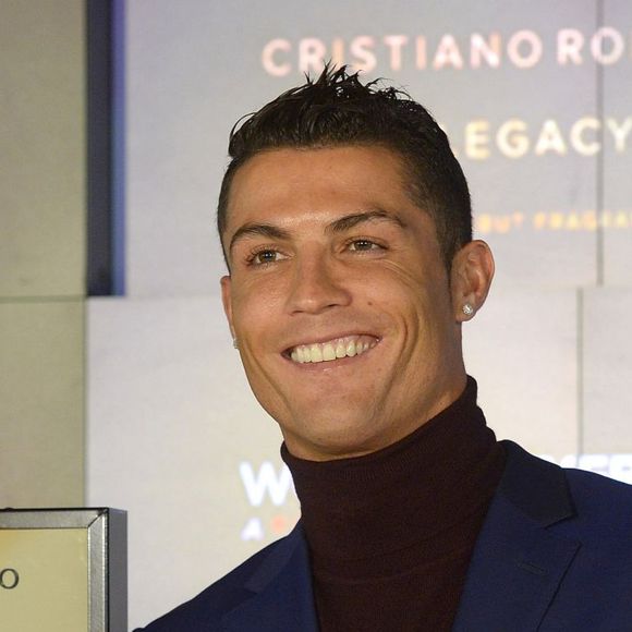 Cristiano Ronaldo présente son nouveau parfum Cristiano Ronaldo Legacy au Duty Free Store de l'aéroport Adolfo Suarez à Madrid, le 3 mars 2016.