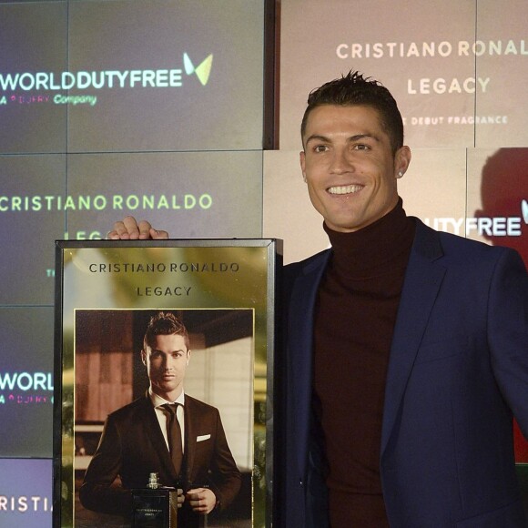 Cristiano Ronaldo présente son nouveau parfum Cristiano Ronaldo Legacy au Duty Free Store de l'aéroport Adolfo Suarez à Madrid, le 3 mars 2016.