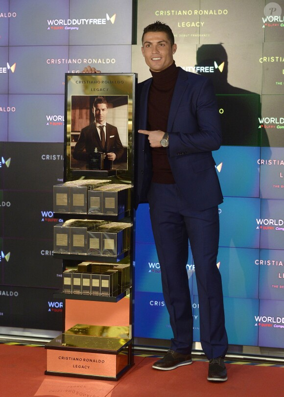 Cristiano Ronaldo présente son nouveau parfum Cristiano Ronaldo Legacy au Duty Free Store de l'aéroport Adolfo Suarez à Madrid, le 3 mars 2016.
