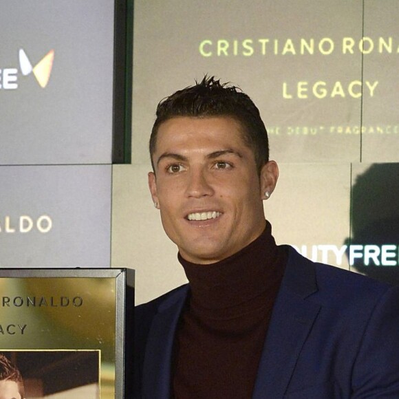 Cristiano Ronaldo présente son nouveau parfum Cristiano Ronaldo Legacy au Duty Free Store de l'aéroport Adolfo Suarez à Madrid, le 3 mars 2016.