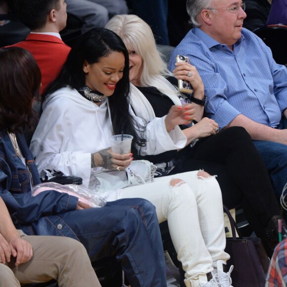 Rihanna au Staples Center à Los Angeles, le 6 mars 2016.