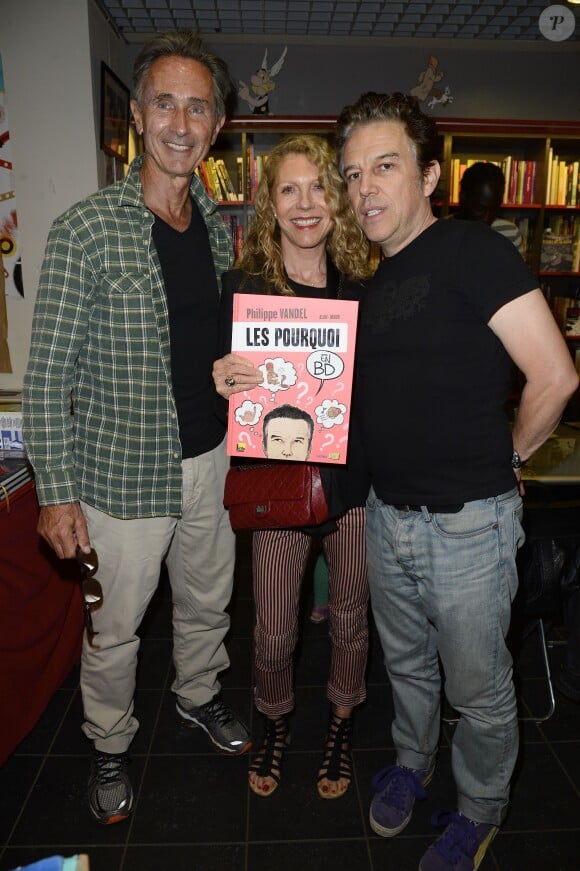 Exclusif - Thierry Lhermitte, sa femme Hélène Lhermitte et Philippe Vandel lors de la dédicace de Philippe Vandel de sa bande dessinée « Les Pourquoi en BD» à la librairie BD Net à Paris, le 26 septembre 2014.