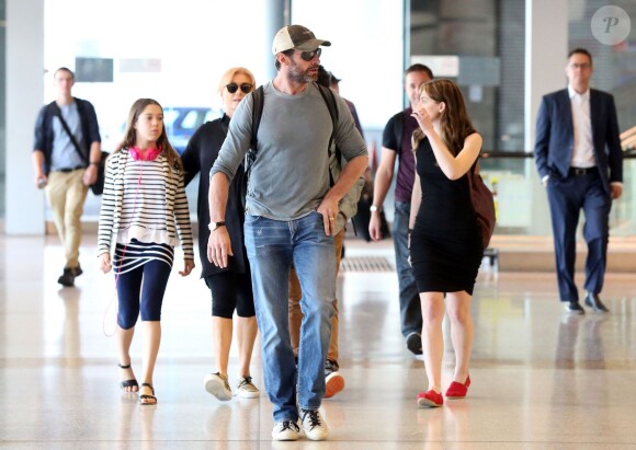 Exclusif - Hugh Jackman, sa femme Deborra-Lee Furness arrivent à l'aéroport de Sydney avec leurs enfants Oscar et Ava, le 25 mars 2016. - Merci de flouter la tete des enfants -25/03/2016 - Sydney