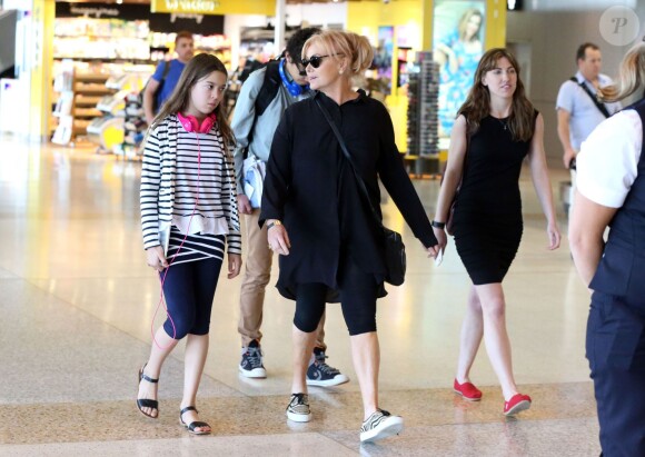 Exclusif - Hugh Jackman, sa femme Deborra-Lee Furness arrivent à l'aéroport de Sydney avec leurs enfants Oscar et Ava, le 25 mars 2016. - Merci de flouter la tete des enfants -25/03/2016 - Sydney