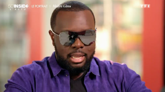 Le rappeur Maître Gims explique pourquoi il porte toujours ses lunettes de soleil. Emission "50 min inside" sur TF1. Le 26 mars 2016.
