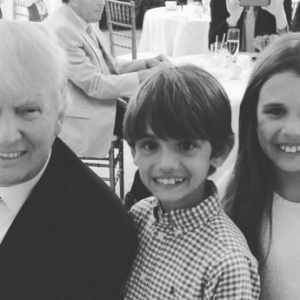 Donald Trump Jr déjeune avec son père, Donald Trump, et ses deux enfants. Sa soeur Ivanka Trump a accouché le même jour d'un petit Theodore James. Photo publiée sur Instagram, le 27 mars 2016 pour Pâques.
