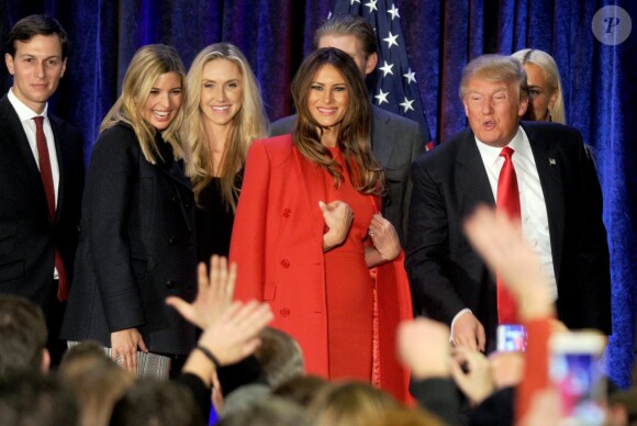 DJared Kushner, sa femme Ivanka Trump (enceinte), Lara Yunaska, Melania Trump et son mari Donald lors d'un meeting à Des Moines dans l'Iowa le 1er février 2016.