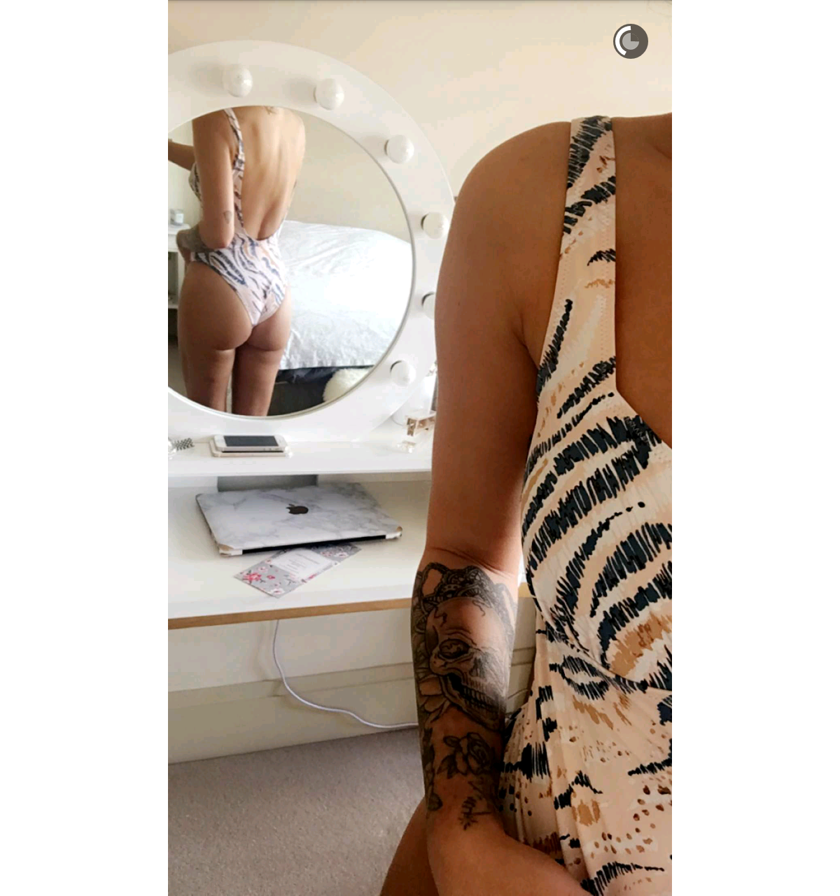 Photo : Caroline Receveur sexy sur Snapchat : la bombe prend la pose de  dos, en bikini - Purepeople