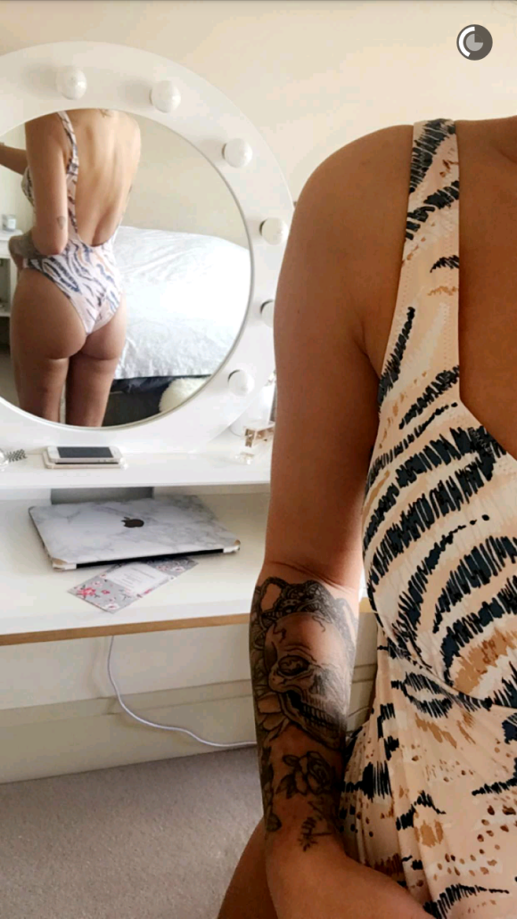 Caroline Receveur sexy sur Snapchat : la bombe prend la pose de dos, en bikini