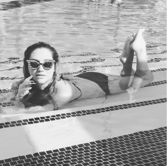 Kesha pose en maillot de bain dans une piscine. Photo publiée sur sa page Instagram, le 28 mars 2016.