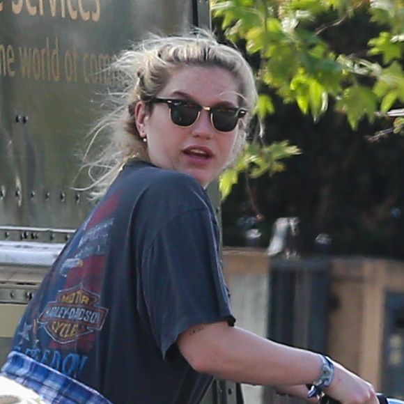 Exclusif - La chanteuse Kesha fait du vélo avec ses amis à Venice Beach, elle est toujours en litige avec son producteur Dr. Luke et ne elle peut pas se dégager de son contrat tant qu'ils sont engagés dans une bataille juridique à Venice Beach le 26 février 2016.