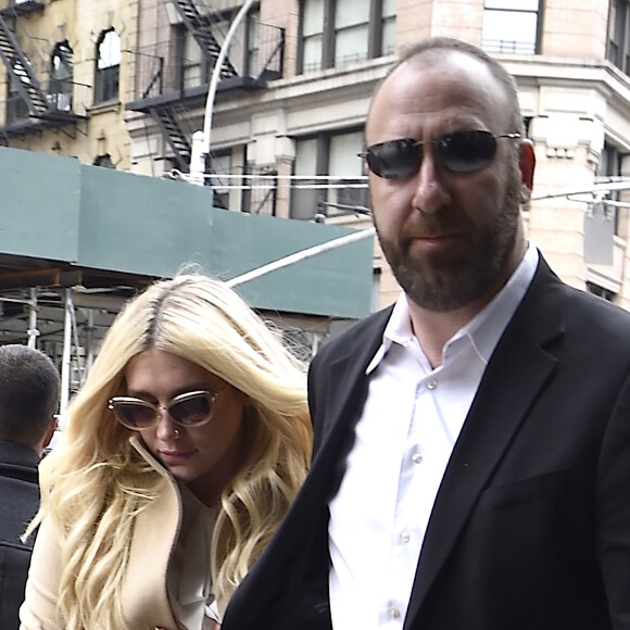 La chanteuse Kesha quitte la cour de New York après son audition dans l'affaire qui l'oppose à Dr Luke, le 19 février 2016. Sony empêche Kesha de changer de maison de disque et veut l'obliger à faire les 3 prochains albums avec Dr. Luke, comme l'exige son contrat, alors que la chanteuse prétend que l'homme l'a agressée sexuellement