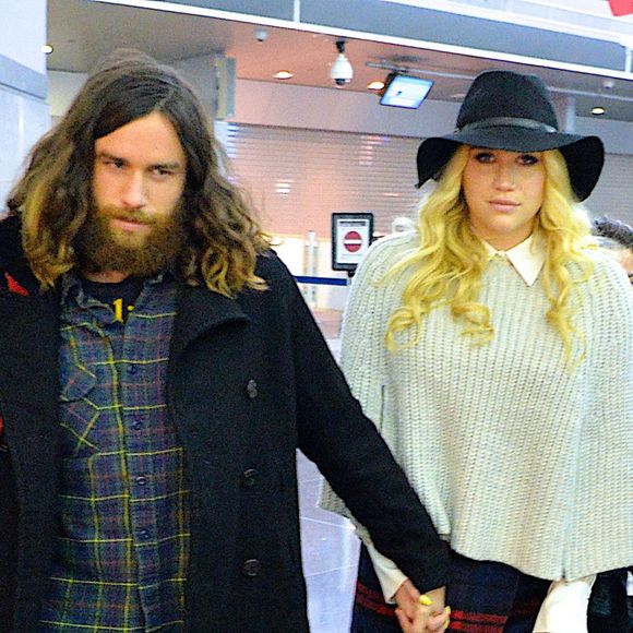 Kesha et son compagnon Brad Ashenfelter arrivent à l'aéroport de Los Angeles le 18 février 2016. © CPA/Bestimage