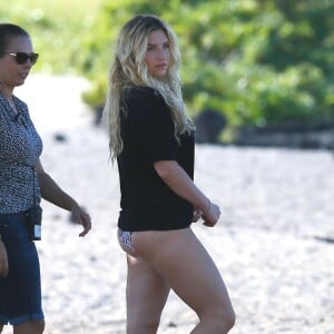 Exclusif - La chanteuse Kesha fait un shooting photo pendant ses vacances à Oahu, Hawaï le 23 septembre 2015. Kesha doit se sentir moins seul dans sont conflit avec sont ancien producteur Dr. Luke (Lukasz Gottwald) qu'elle accuse de viol et d'avoir abusé d'elle pendant des années. Ses fans ont lancé le hashtag FreedomForKesha pour la soutenir officiellement. Elle en a besoin, car les juges de l'affaire de viol ont interdit qu'elle ne travaille avec d'autres producteurs. Elle ne peut donc plus sortir de disques, ni partir en tournée. Si le procès s'éternise, elle risque de perdre sont public et le bénéfice de ses derniers tubes.