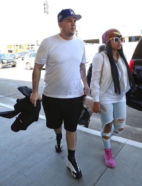Rob Kardashian et sa compagne Blac Chyna vont prendre un vol à l'aéroport de LAX à Los Angeles, le 25 mars 2016. Blac Chyna a fait savoir à Rob Kardashian qu'elle voulait se marier et avoir des enfants avec lui, via Snapchat.