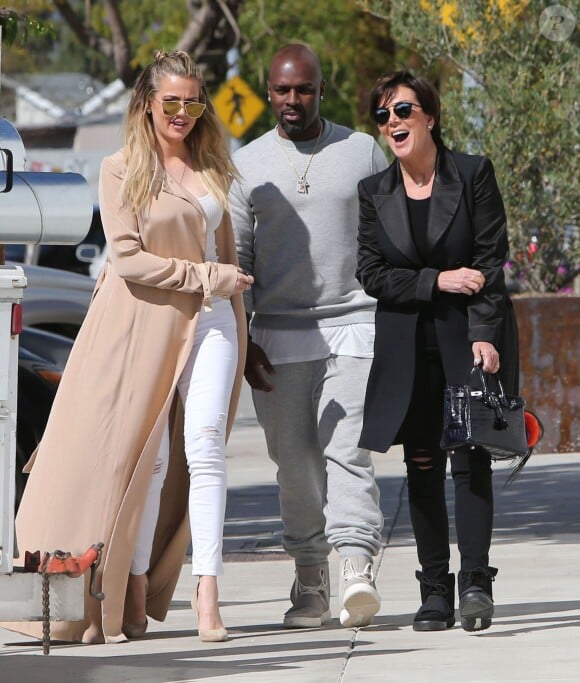 Khloe Kardashian se promène avec sa mère Kris Jenner et son compagnon Corey Gamble dans les rues de Van Nuys, le 23 mars 2016