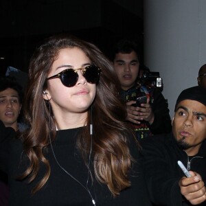 Selena Gomez est assaillie par les fans à son arrivée à l'aéroport LAX de Los Angeles. Le 11 mars 2016