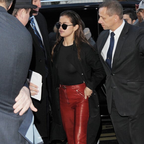 Selena Gomez pose avec ses fans à son arrivée à son hôtel à Paris le 9 mars 2016.