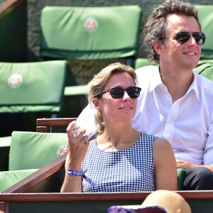 Anne-Sophie Lapix et son mari Arthur Sadoun lors de la demi-finale des Internationaux de tennis de Roland-Garros à Paris, le 5 juin 2015.