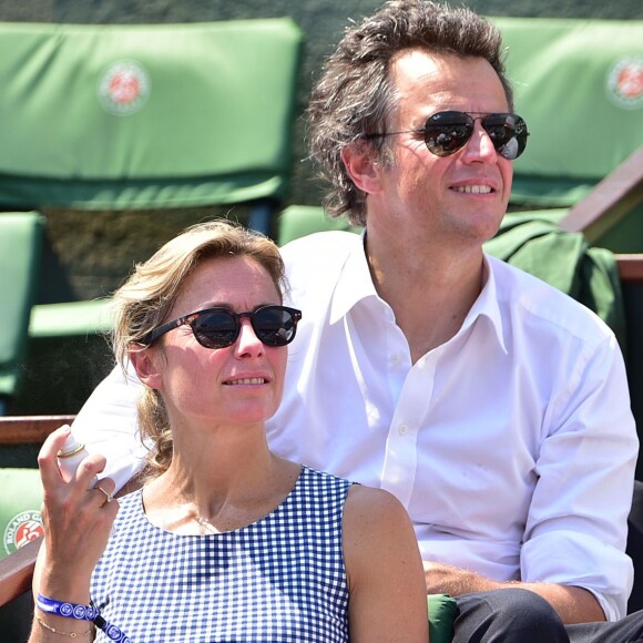 Anne-Sophie Lapix et son mari Arthur Sadoun lors de la demi-finale des Internationaux de tennis de Roland-Garros à Paris, le 5 juin 2015.