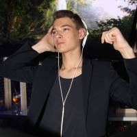 Léonard Trierweiler : Apprenti DJ dans un bar gay !