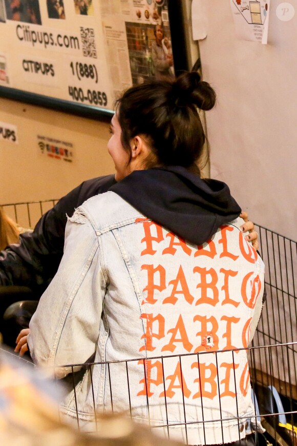 Kendall Jenner et sa copine Hayley Baldwin font du shopping dans la boutique pour animaux 'Citipups' à New York, le 29 mars 2016
