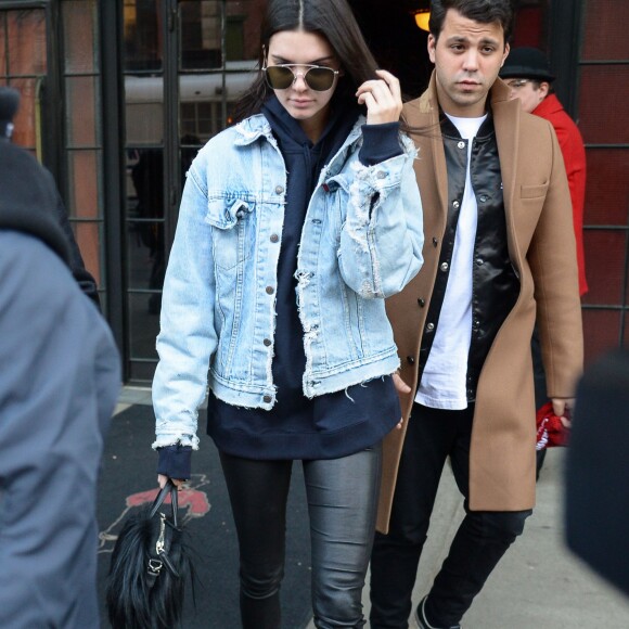 Hailey Baldwin et Kendall Jenner quittent l'hôtel Bowery pour se rendre dans la boutique pour animaux Citipups à New York, le 29 mars 2016